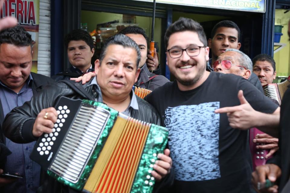 Dos musicos con guitarras cantan y tocan muy cerca entre ellos antes de la reunion de FUNDAR en La Playa Vive.