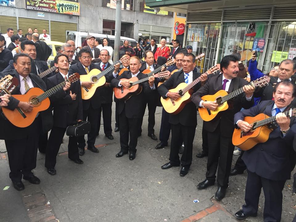 Un representante de los grupos de Vallenato y el Edil representante de la alcaldía, sonrien posando rodeados de asistentes en la reunion de FUNDAR en La Playa Vive.