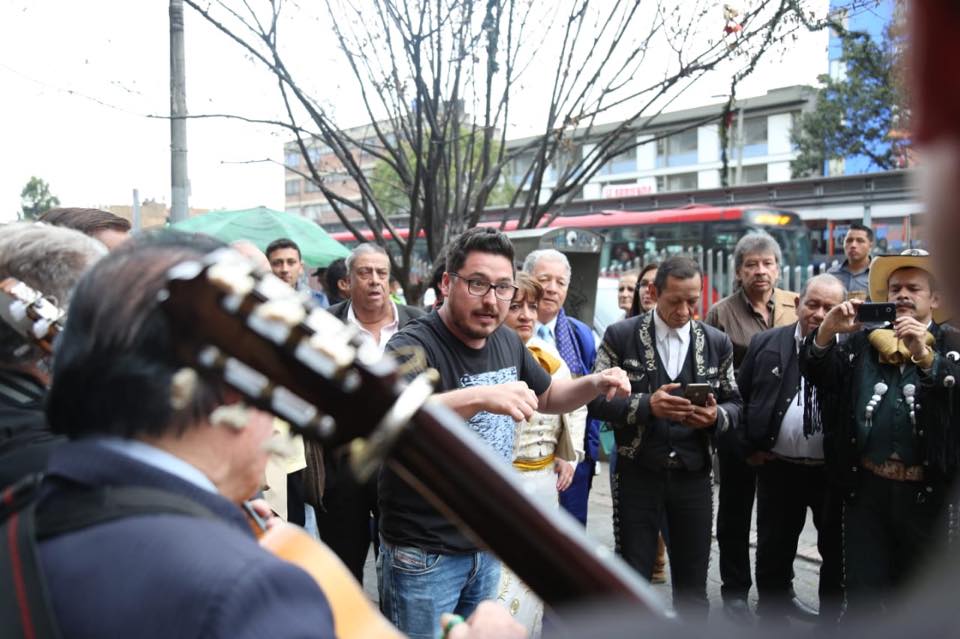Primer plano de un trompetista tocando junto a otros musicos.