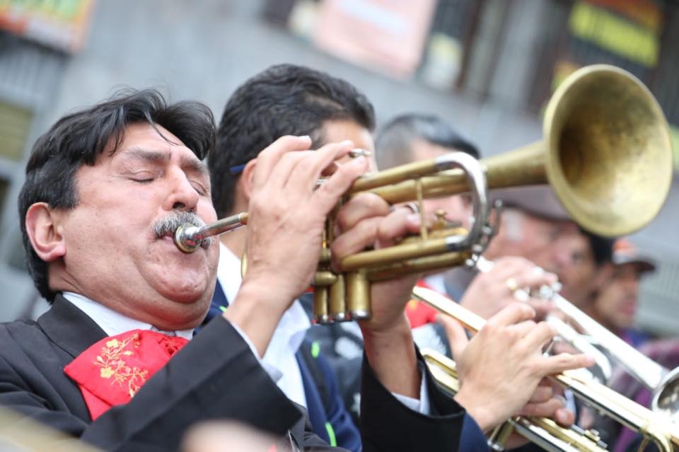 Grupo de personas reunidas en la calle durante un encuentro musical.