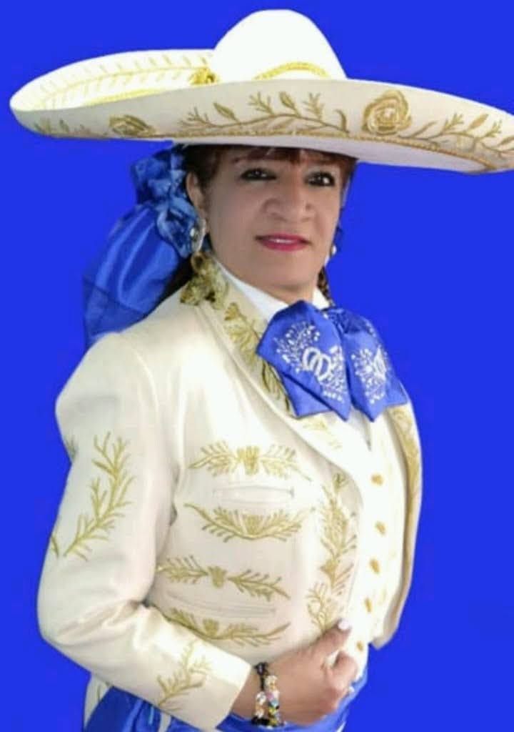 Retrato de la fundadora con traje charro claro y sombrero blanco, sobre fondo azul.