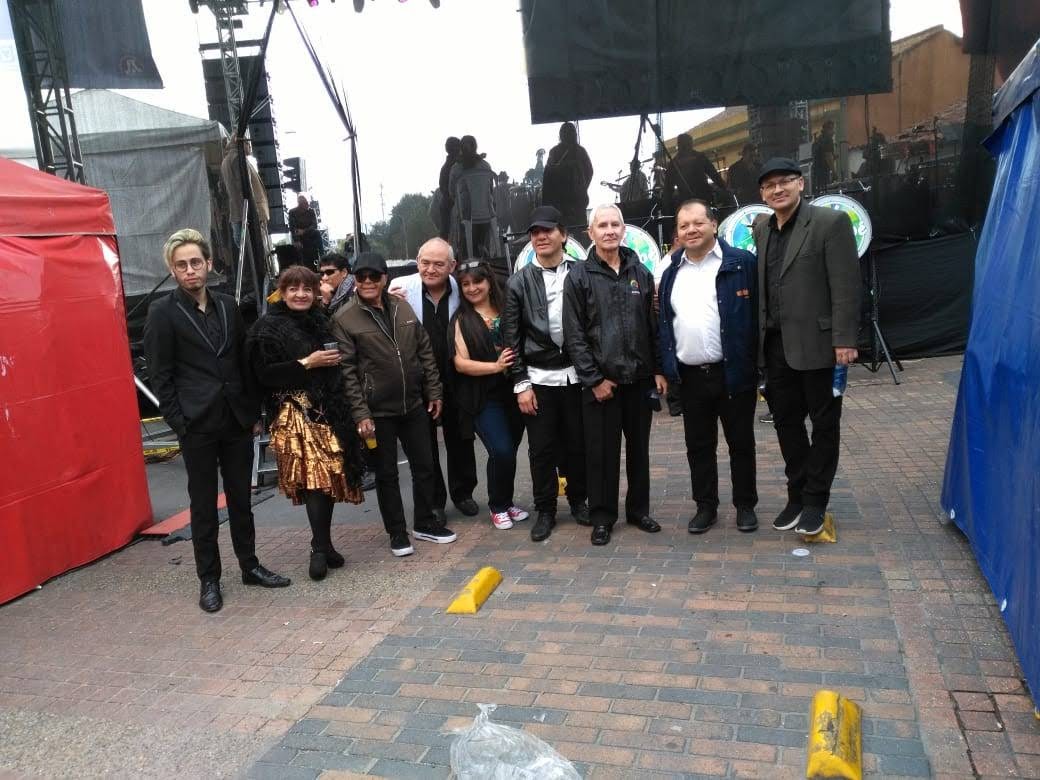 Cinco guitarristas cantan en la Playa Vive durante la reunion de FUNDAR.